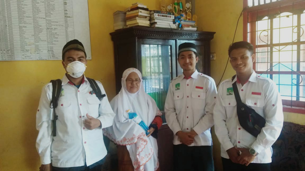 Cegahan Covid-19, KAMMI Dumai Gelar Aksi Amal, Berbagi Hand Soap