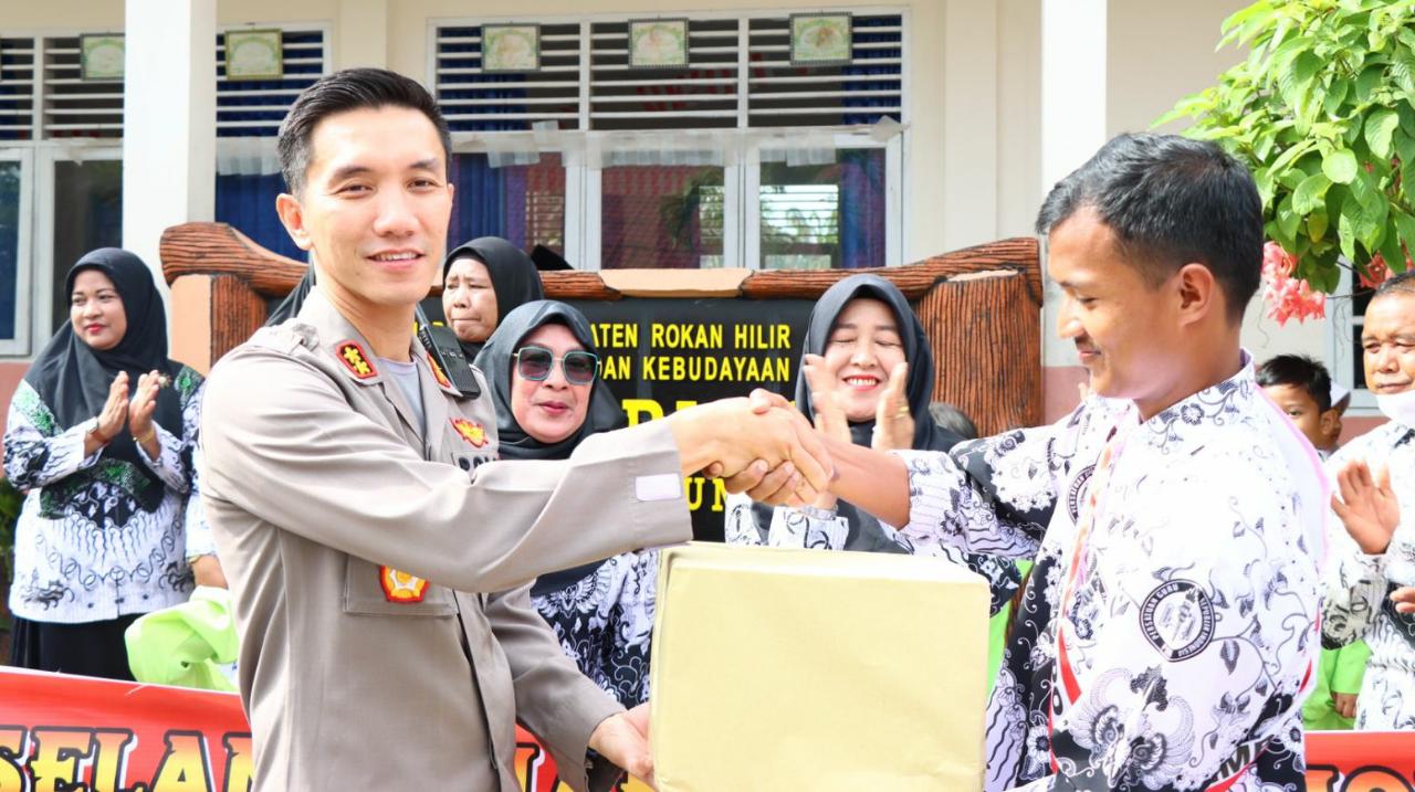 Sambut HGN Ke- 77, Kapolres Rohil Sambangi Sekolah Sekaligus Berikan Bantuan