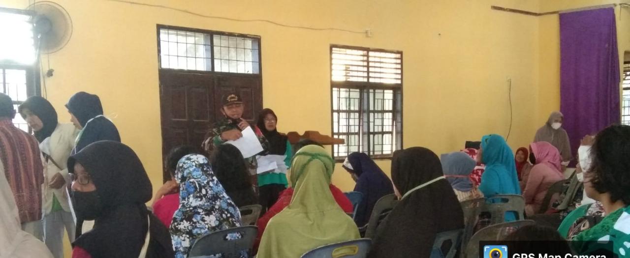 Serahkan BLT BBM, Serda Roni Sandra Dampingi Tim Kantor Pos