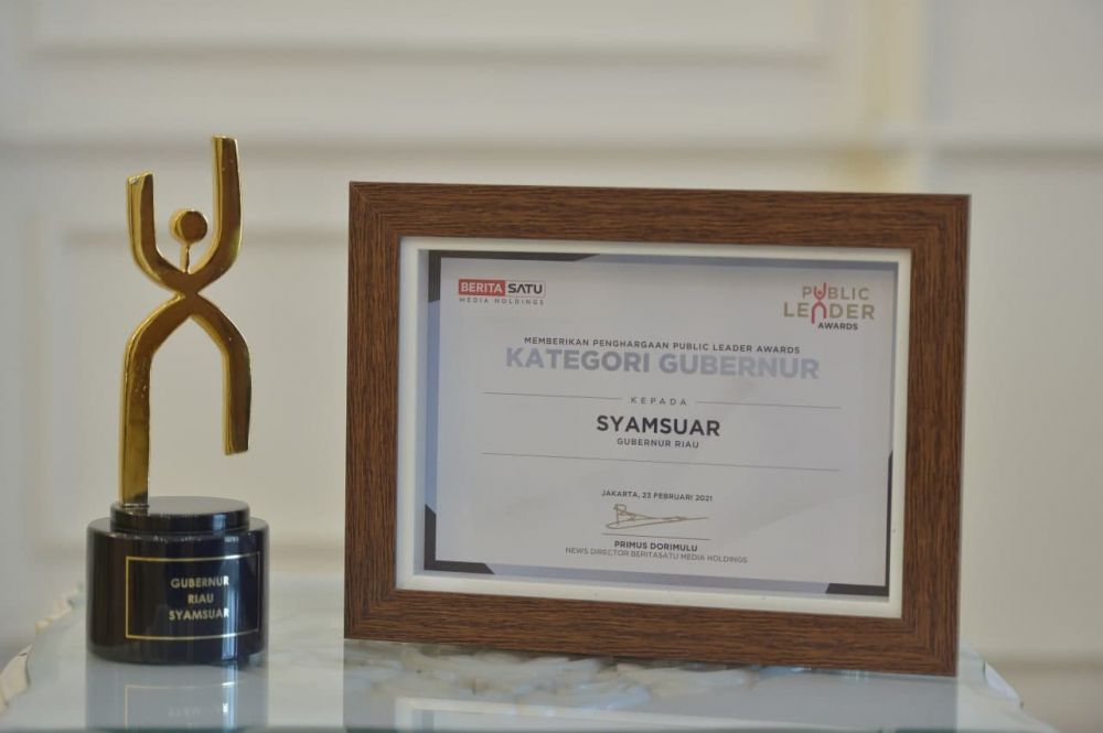 Gubri Terima Penghargaan Public Leader Awards