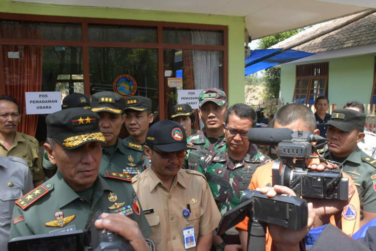 Pangdam V/Brawijaya Pantau Penanganan Kebakaran di Kota Batu Malang