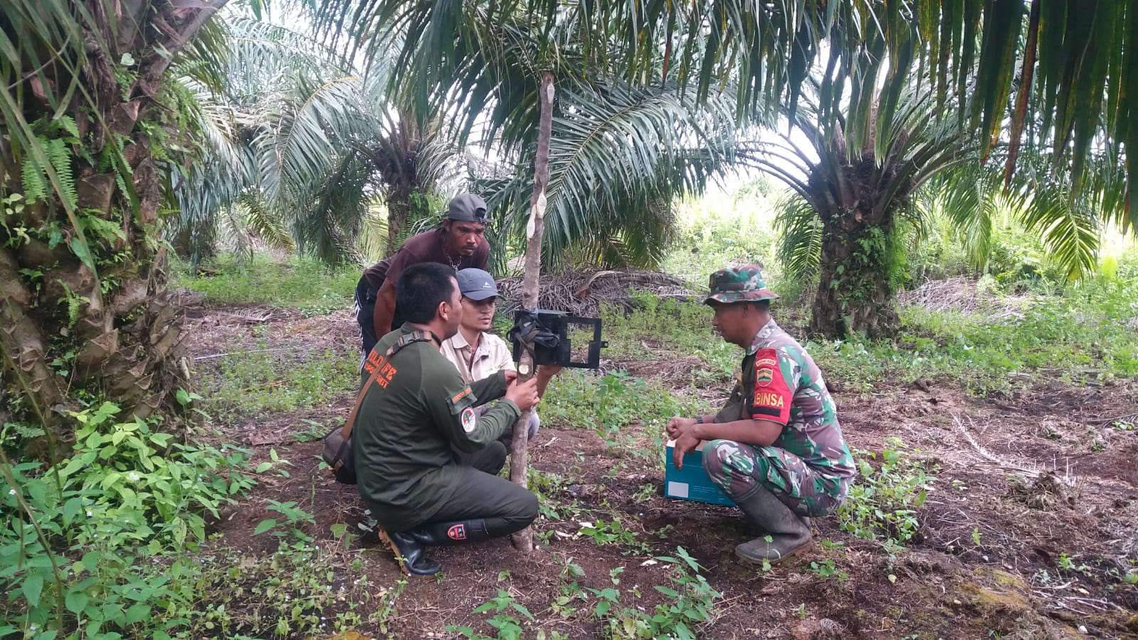 Pelda Andre dan BKSDA Dumai Pasang Kamera Trap