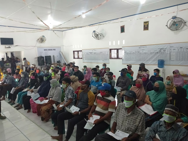 Camat Panai Hulu Pantau Langsung Penyaluran BST di Desa Jawi Jawi
