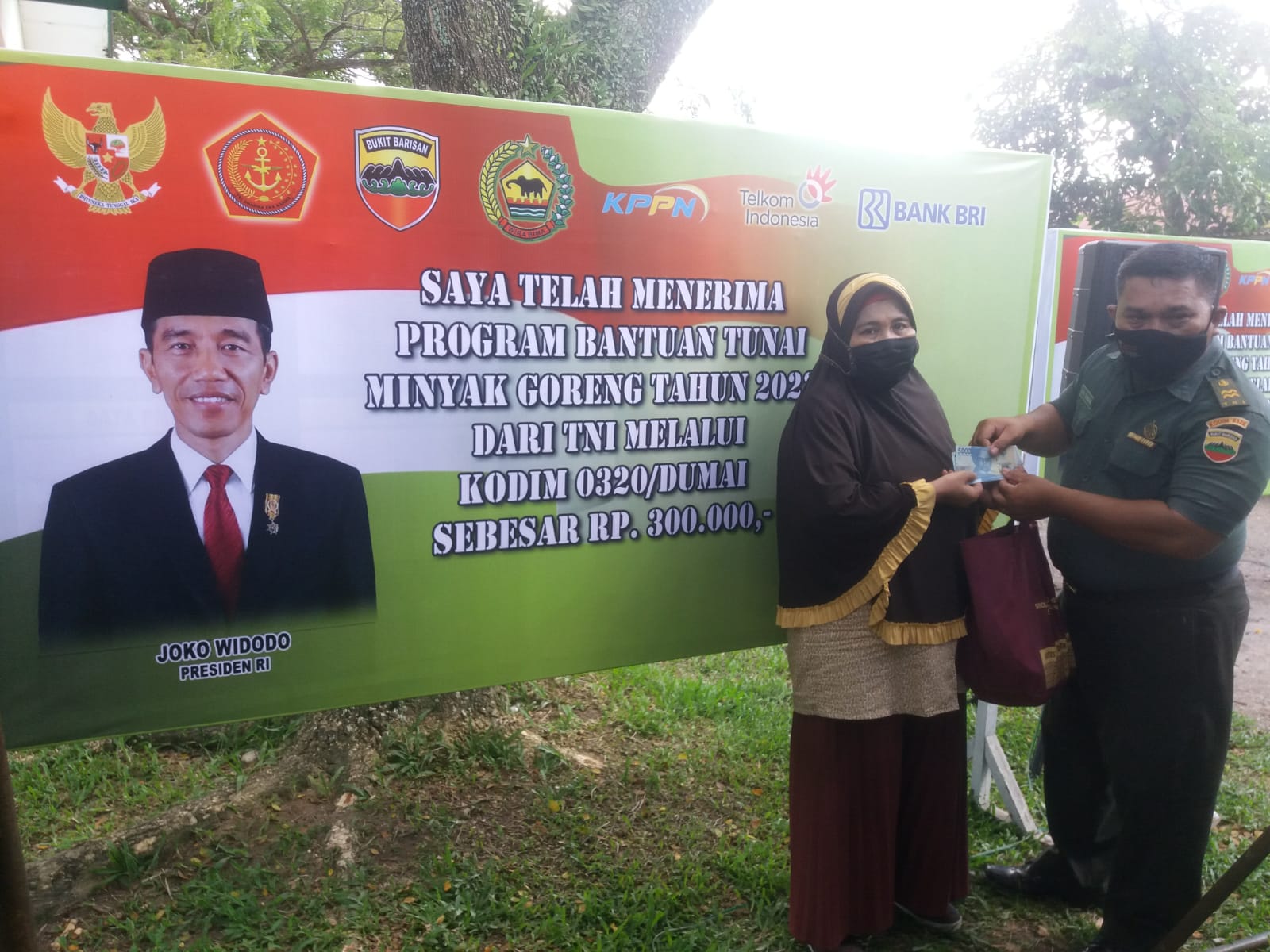 Kodim 0320/Dumai Salurkan Bantuan BLT Minyak Goreng Dari TNI