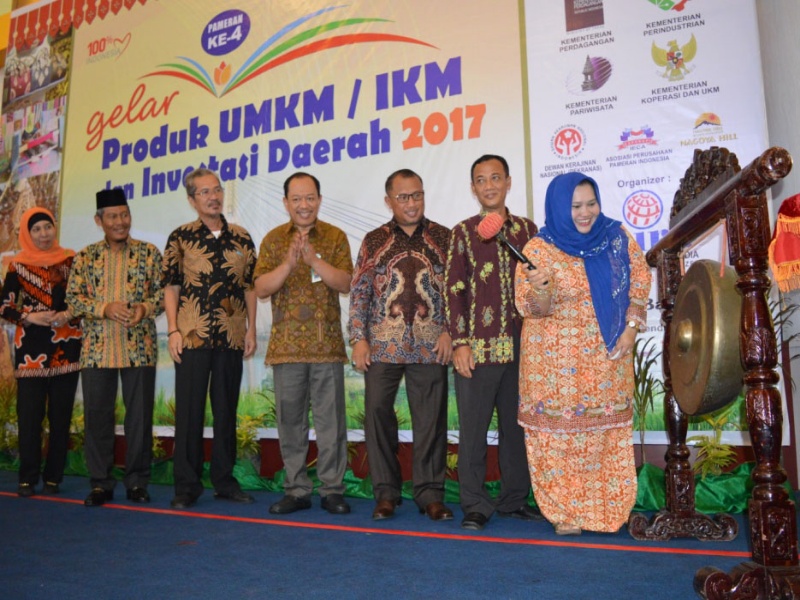 Kunjungi Stand Bengkalis, Kasmarni Amril Didaulat Pukul Gong Pembuka Batam Expo 2017