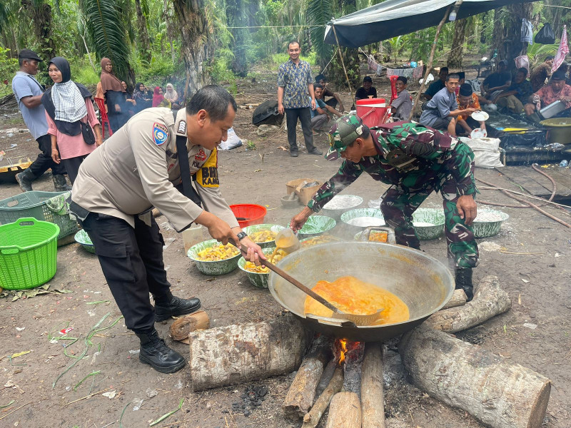 Ikut Rewang,  Polsek Bersama Koramil jaga Tradisi Gotong-royong Jelang Pilkada