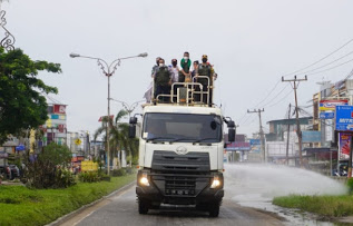 Polres dan Pemkab Pelalawan Lakukan Penyemprotan Disinfektan di Pangkalan Kerinci