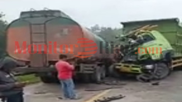 Dua Unit Mobil Truck CPO Adu Kambing, Satu Pengemudi Tewas di Rumah Sakit