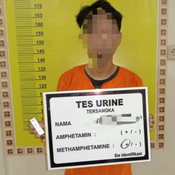 Tersangka Shabu Di Cokok Polisi Sedang Duduk Di Atas Motor