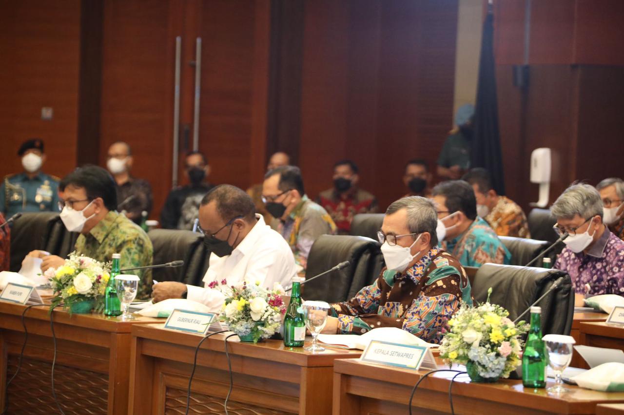 Dihadiri Wapres, Ini yang Disampaikan Gubri pada Rapat KNEKS
