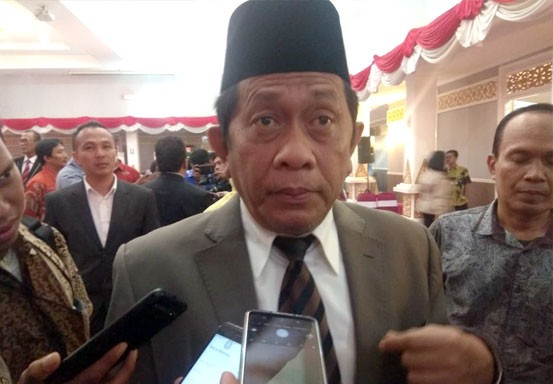 Mengaku Pusing,  Sekdaprov Riau Tolak Wawancara
