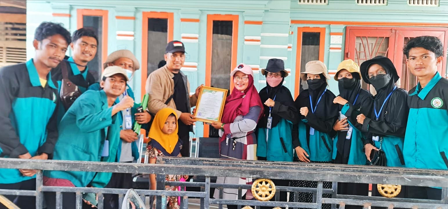 KKN Berakhir, Datuk Penghulu Panipahan Darat Mendapat Cinderamata Dari Mahasiswa STAI Ar-Ridho