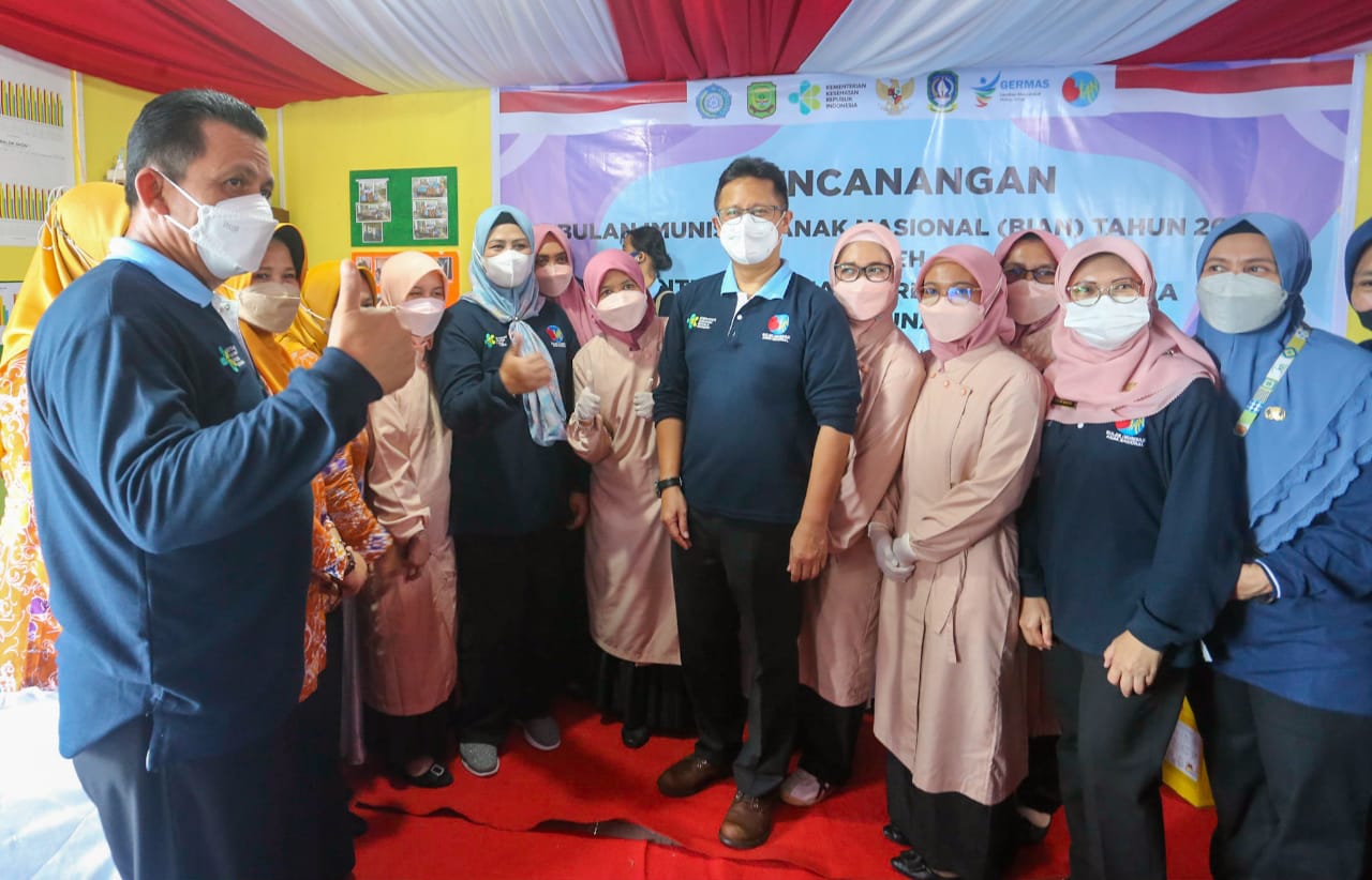 Menkes Budi dan Gubernur Ansar Tinjau Langsung Imunisasi Anak di Kampung Bulang
