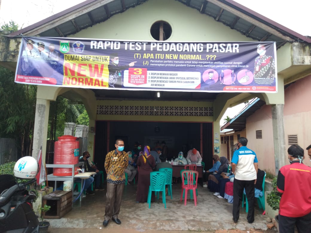 Rapid Test Pedagang Pasar Bundaran Dilaksanakan Saat Gerimis