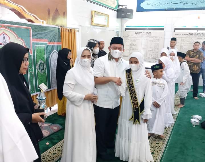 Bupati Labuhanbatu Hadiri Wisuda Putrinya dan Siap Dukung Program Tahfidz Qur'an