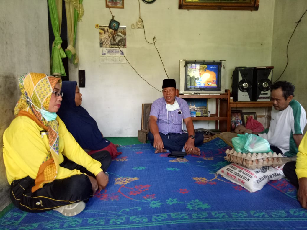 Dampingi Camat Rantau Utara, Lurah Aek Paing Berikan Bantuan Sembako
