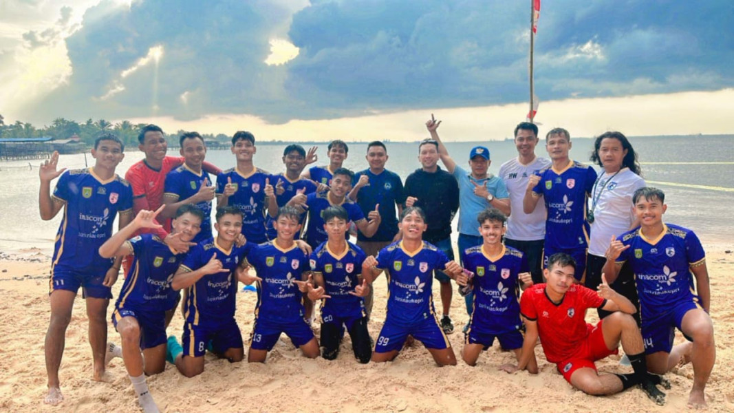 Persemai Dumai Latihan Fisik di Pantai Koneng