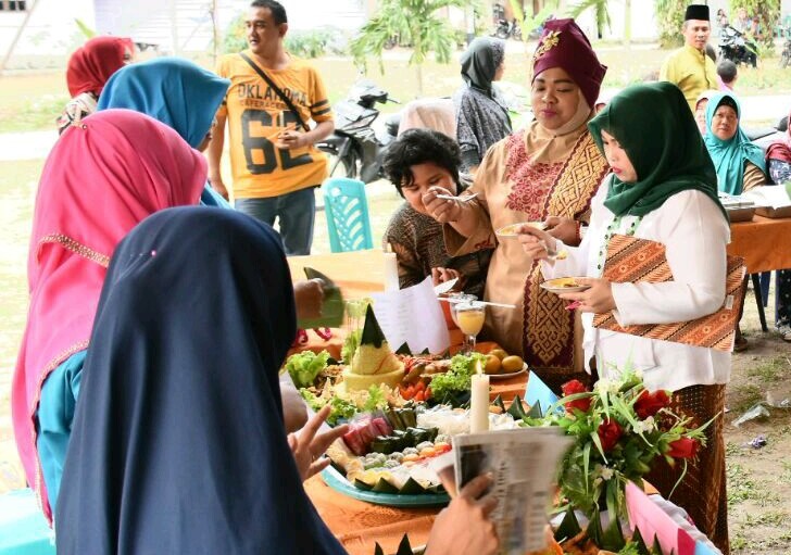 Seru, Lomba Menghias Tumpeng di Kampung Baru