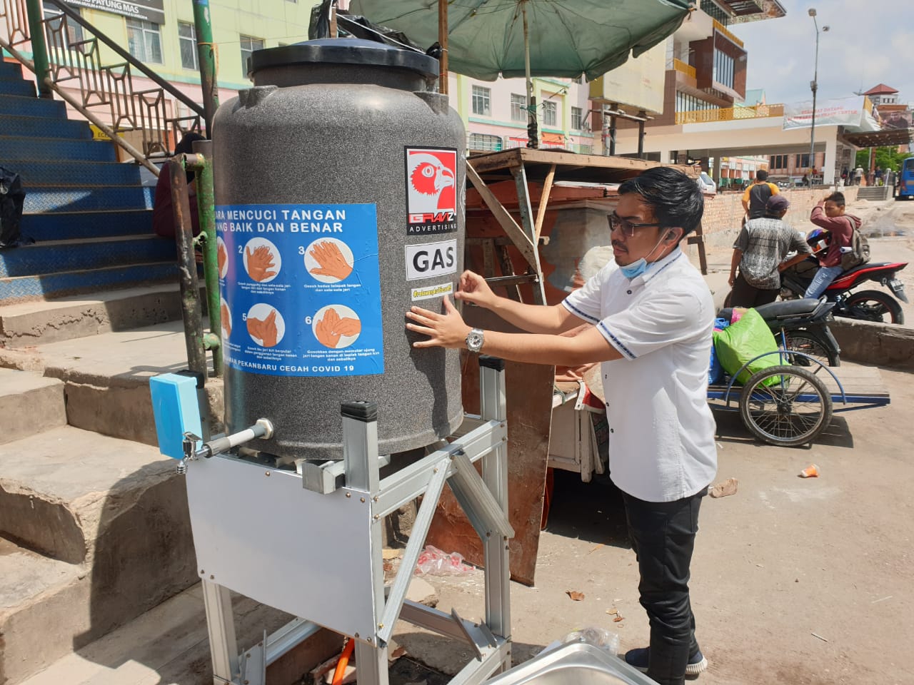Perangi Corona, Ginda Pasang Pencuci Tangan Portabel di Pasar Tradisional