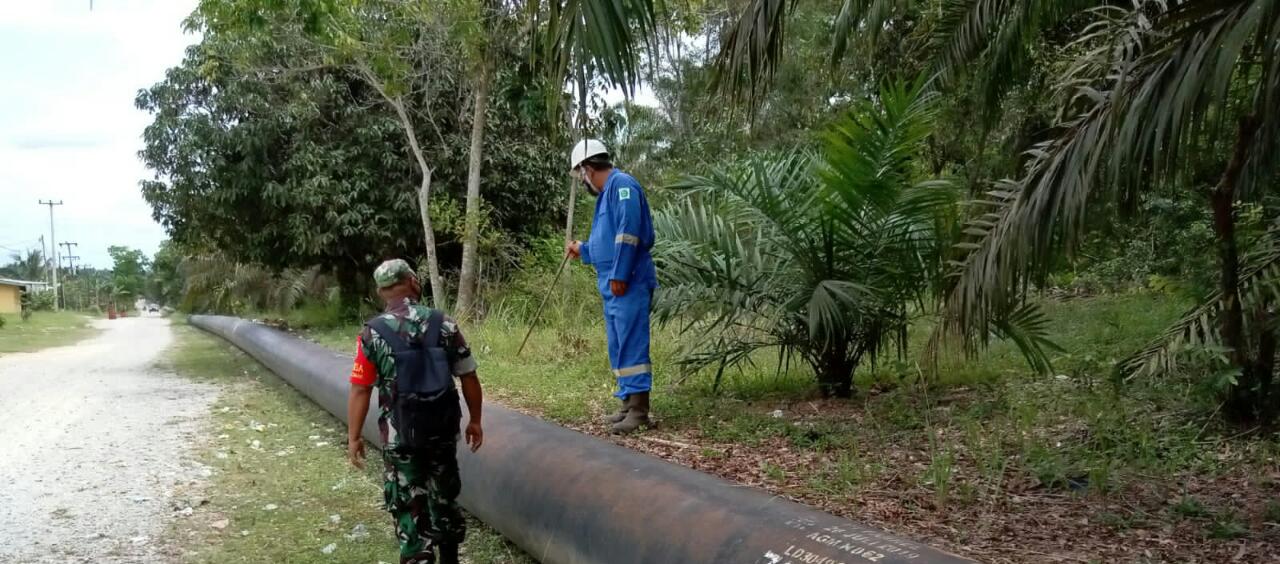 Cek Keamanan Pipa PHR, Serka Fahrizal Purba Melaksanakan Patroli Serta Giat Komsos
