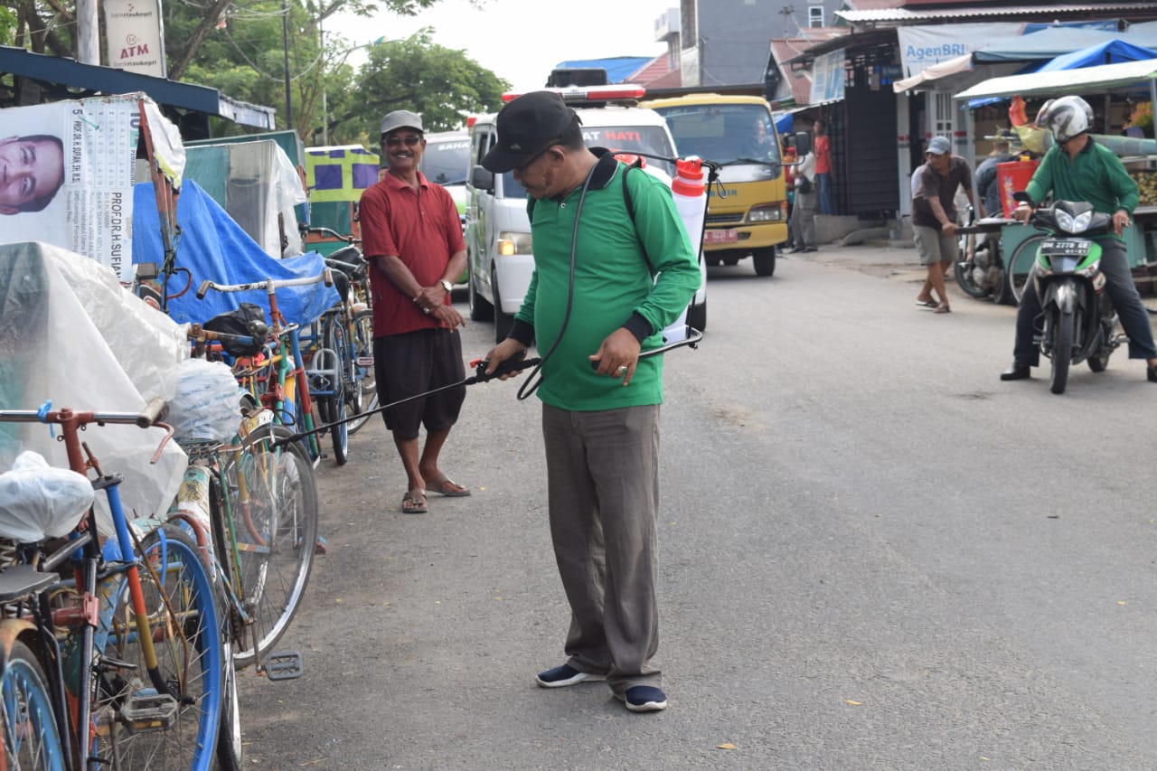 DPC PPP Inhil Lakukan Penyemprotan Disinfektan di Sejumlah Fasilitas Umum