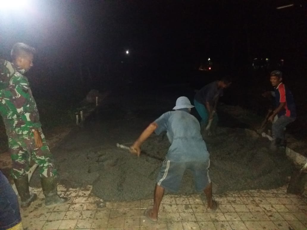 TMMD ke 107, Gas Terus !!! Satgas dan Masyarakat Lakukan Semenisasi Hingga Malam Hari