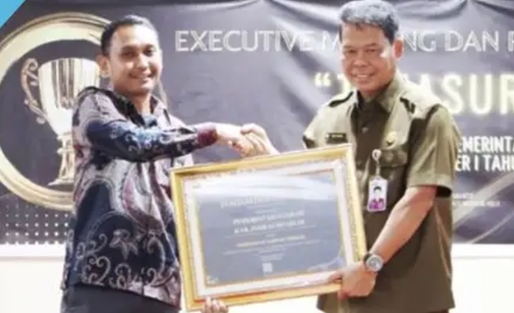 Pj Sekda Inhil Terima Penghargaan Pemda Terbaik Kategori Penyelesaian Berita Acara Rekonsiliasi Penyetoran Pajak Pusat Semester 1 Tahun 2024