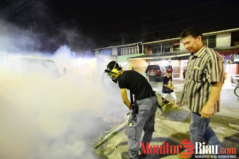 RT 011 Buluh Kasap Lakukan Fogging di Jalan Gajah Mada