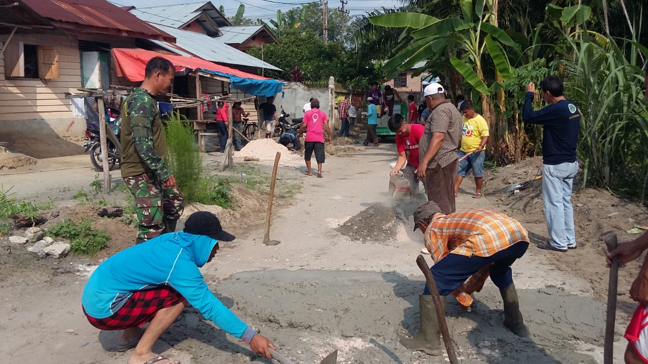 Jalin Kebersamaan Babinsa Koramil 01/Dumai Melaksanakan Semenisasi Jalan Rusak