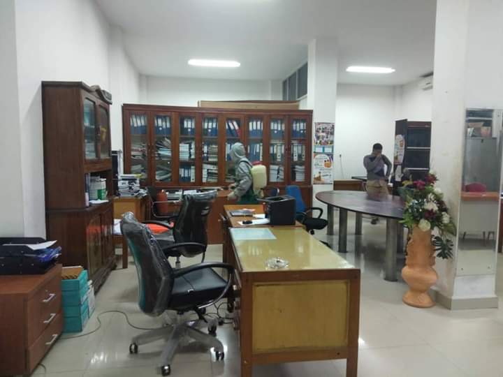 Dinkes Labuhanbatu Semprotkan Disinfektan di Ruang Kerja Kantor Bupati