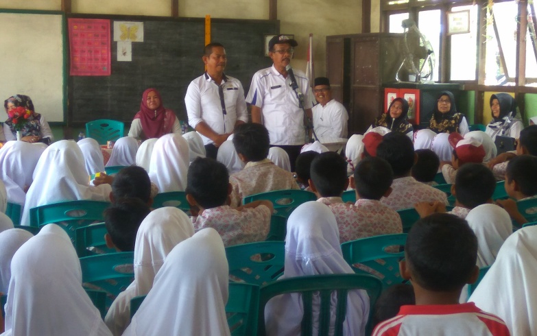 Sekretaris Badan Kesbangpol Inhil Kunjungi SDN 015 Tembilahan