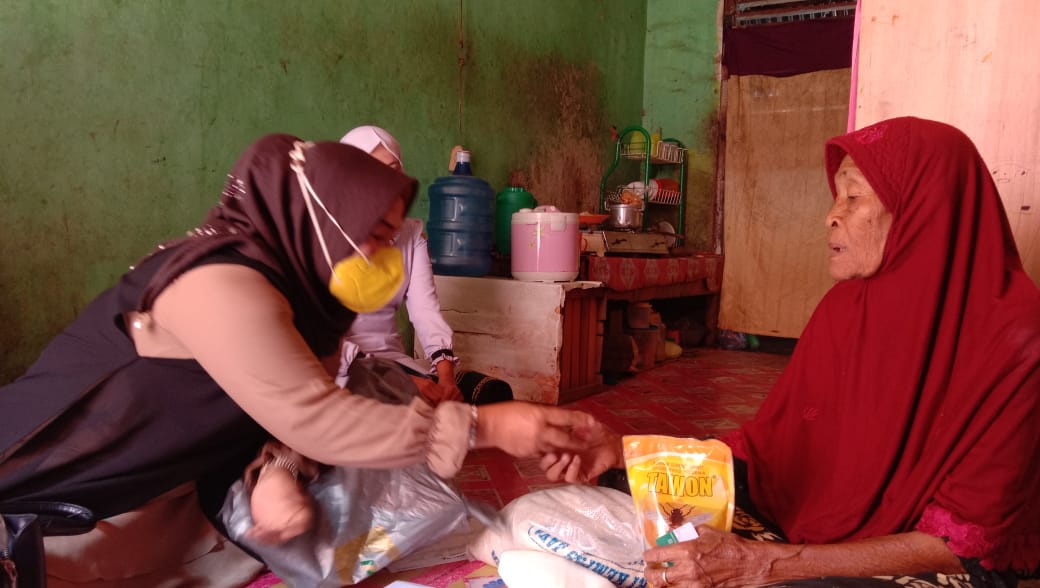 Dapat Info Dari Medsos, Anggota Dewan Ini Berikan Bantuan Buat Nenek Masni