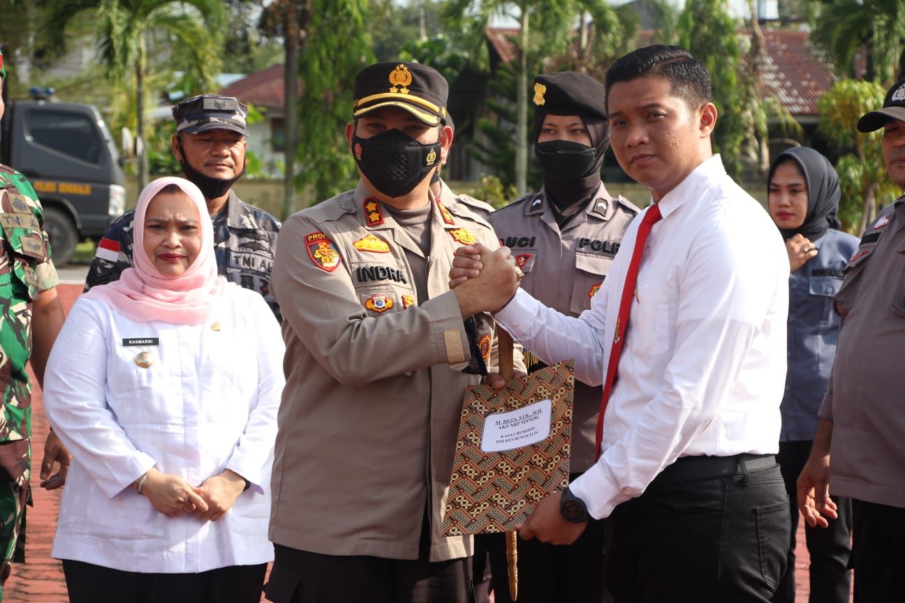Kapolres Bengkalis Beri Penghargaan Kepada Personil Polres Dan Pegawai Imigrasi