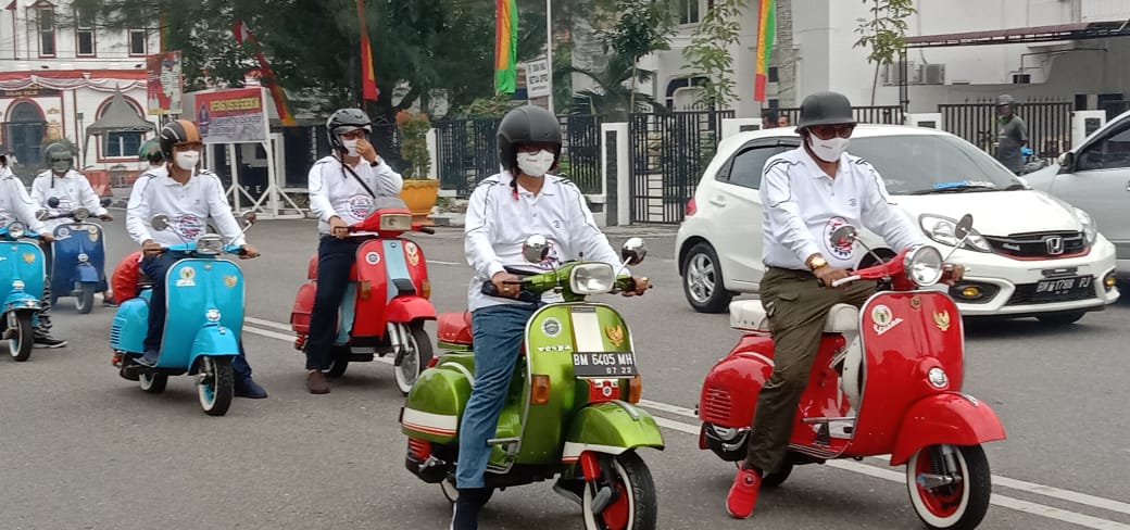 Bupati Suyatno Touring Bersama Komunitas Vespa Antik Kelilingi Kota Bagansiapiapi