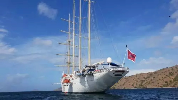 Sandar di Batam, Kapal Pesiar Star Clipper Bawa 74 Wisatawan dari 13 Negara