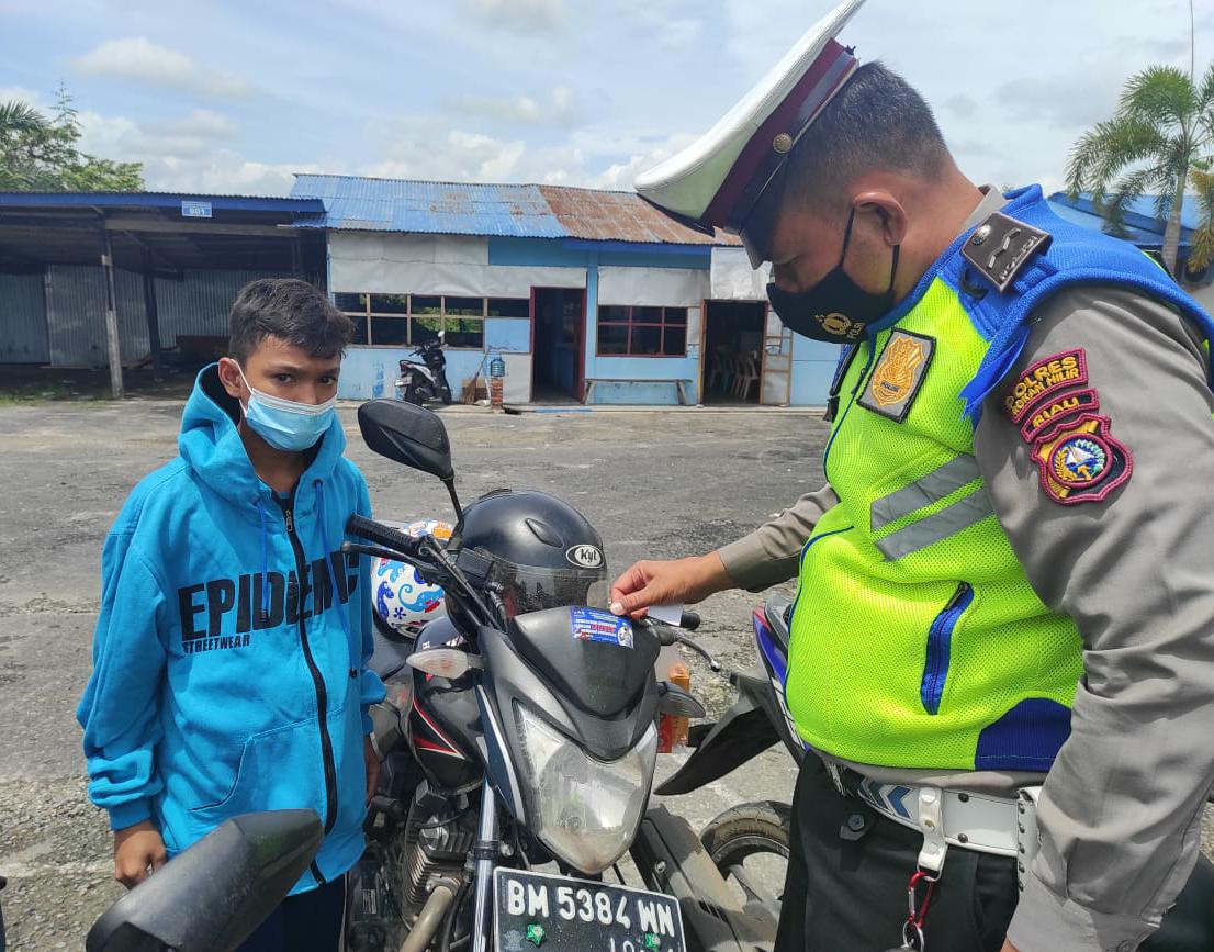 Satuan Lalulintas Polres Rohil Pasang Stiker Operasional Keselamatan Berlalulintas