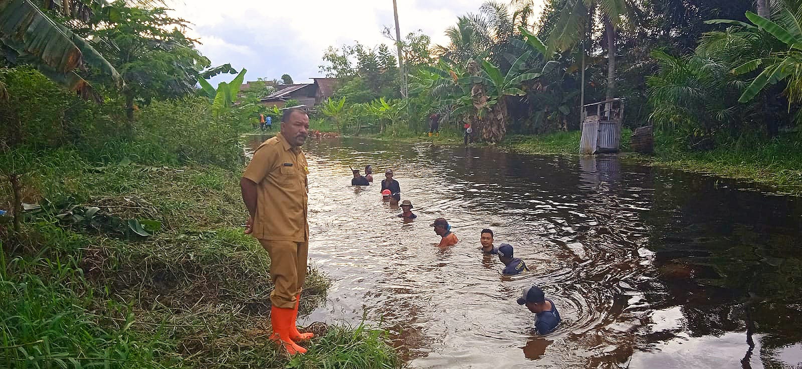 DLH Rokan Hilir Normalisasi Sungai Pabrik