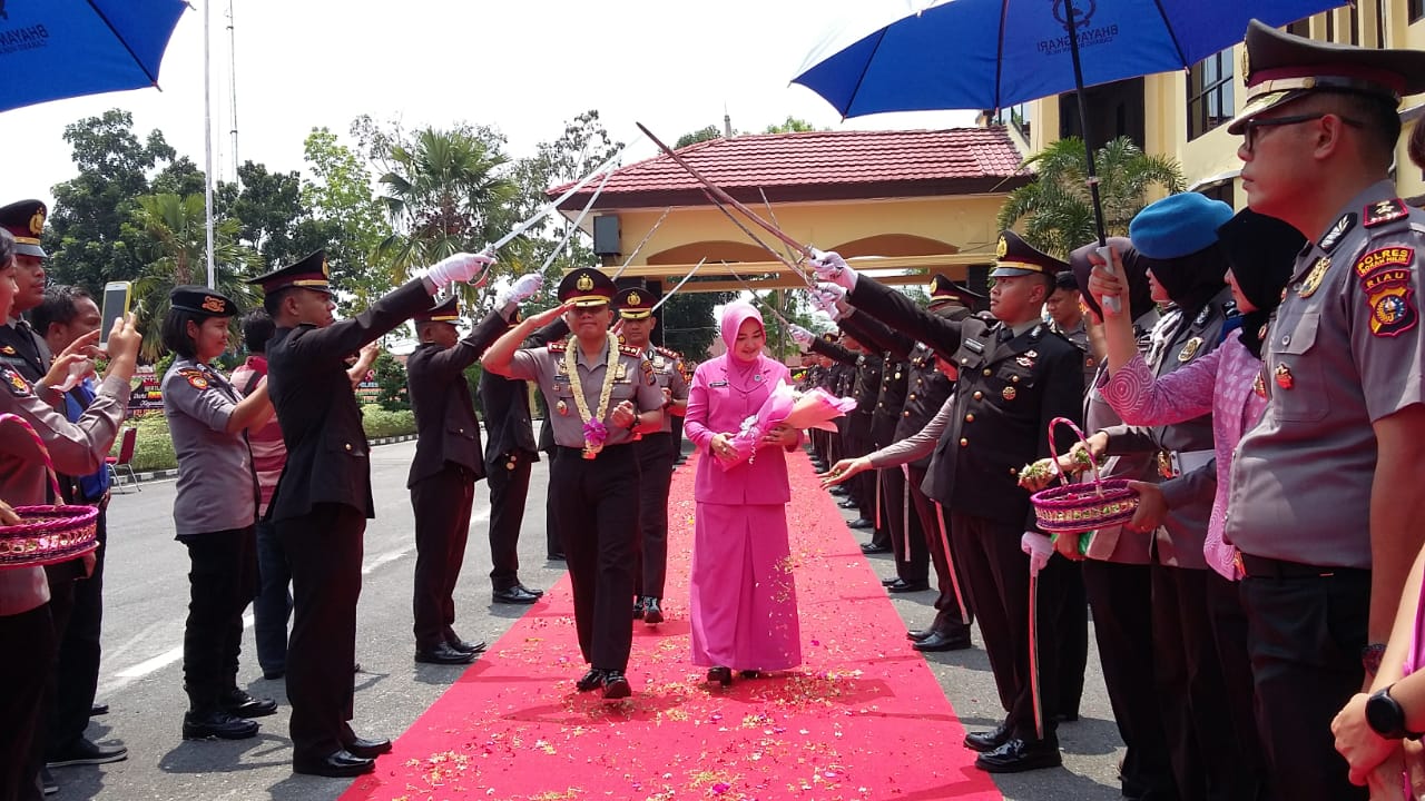 Pisah Sambut Kapolres Rohil Diiringi Air Mata Haru