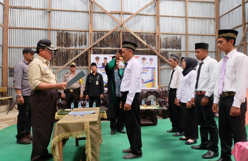 Lantik Pengurus BPD Desa Idaman, Bupati Inhil Minta Adanya Sinergitas BPD dengan Kades