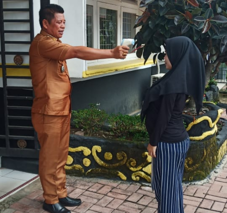 Cegah Covid-19, Camat Rantau Utara Cek Thermogun Bagi Tamu yang Datang