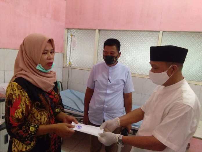 Bersama Baznas, Camat Rantau Utara Memberi Bantuan Kepada Warga Penderita Tumor