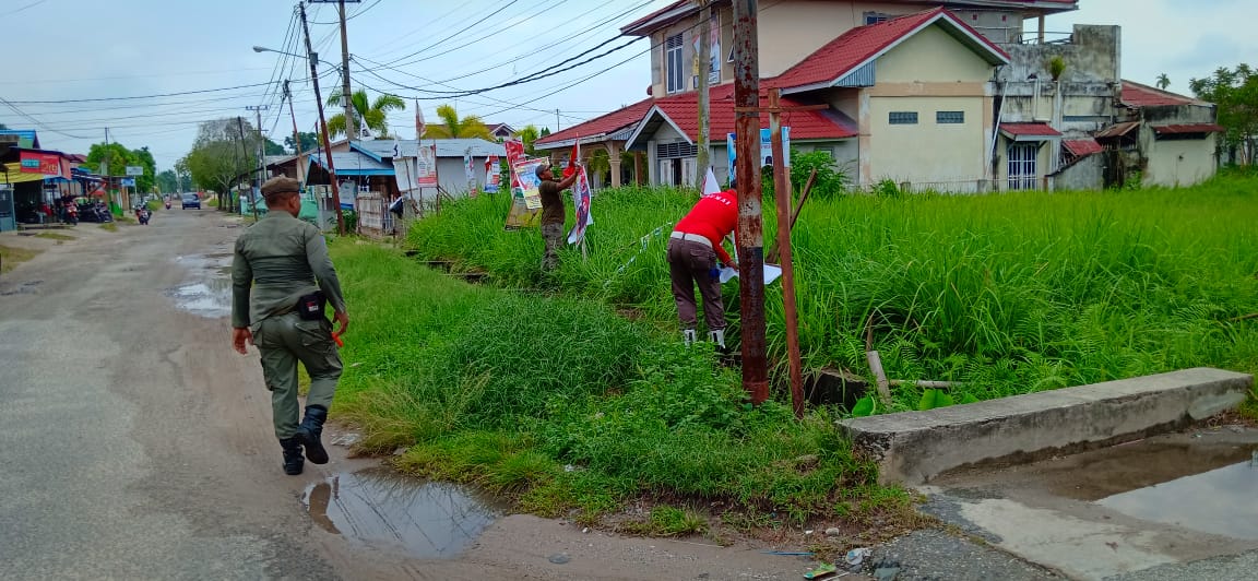 Didampingi Satpol PP, Bawaslu Dumai Mulai Tertibkan APK dan BK Caleg-Capres