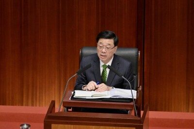Pengarahan Kebijakan oleh Ketua Eksekutif Daerah Administratif Khusus Hong Kong, John Lee: Membangun Pusat Internasional untuk Bisnis, Investasi, dan Industri Baru