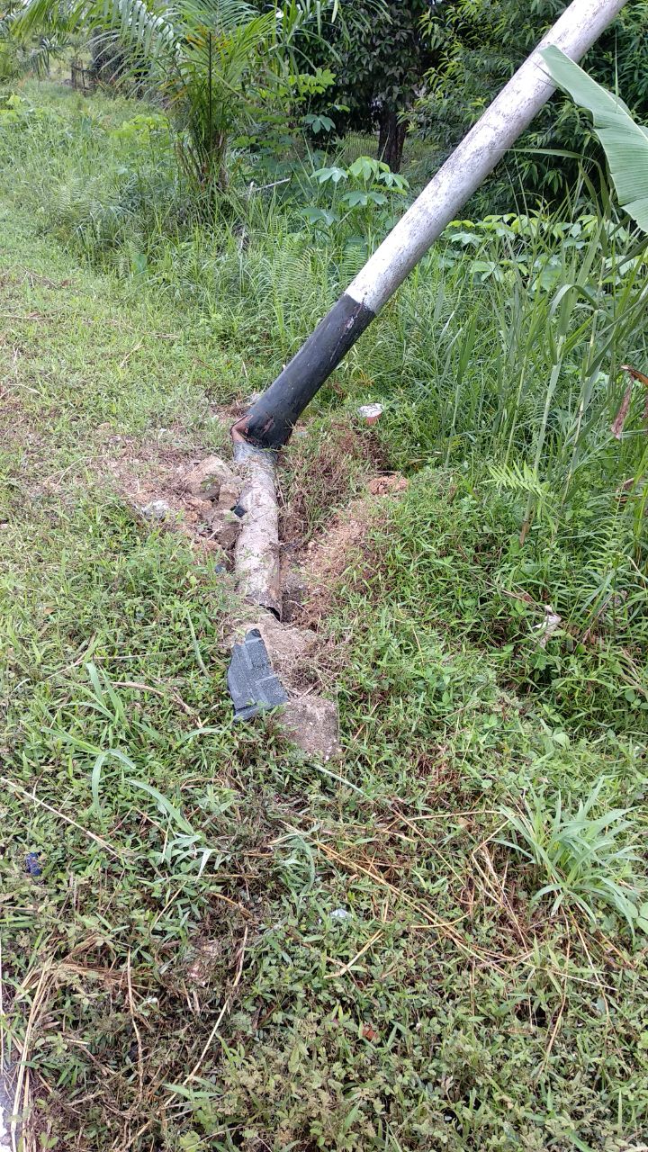 Tiang Listrik Patah Ditabrak Mobil, PLN Tembilahan Lakukan Pemadaman