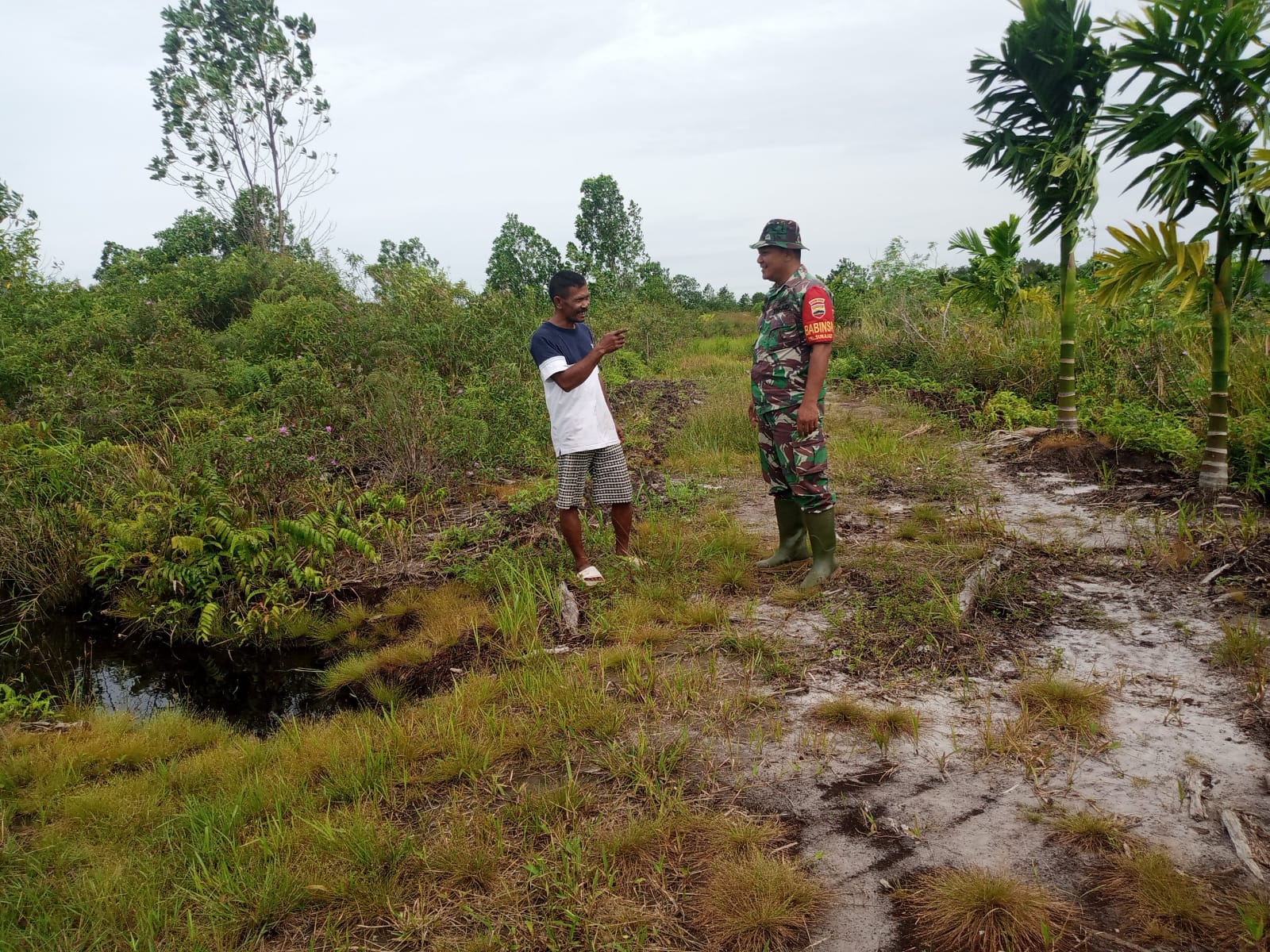Babinsa Sukajadi Laksanakan Patroli Cegah Karhutla