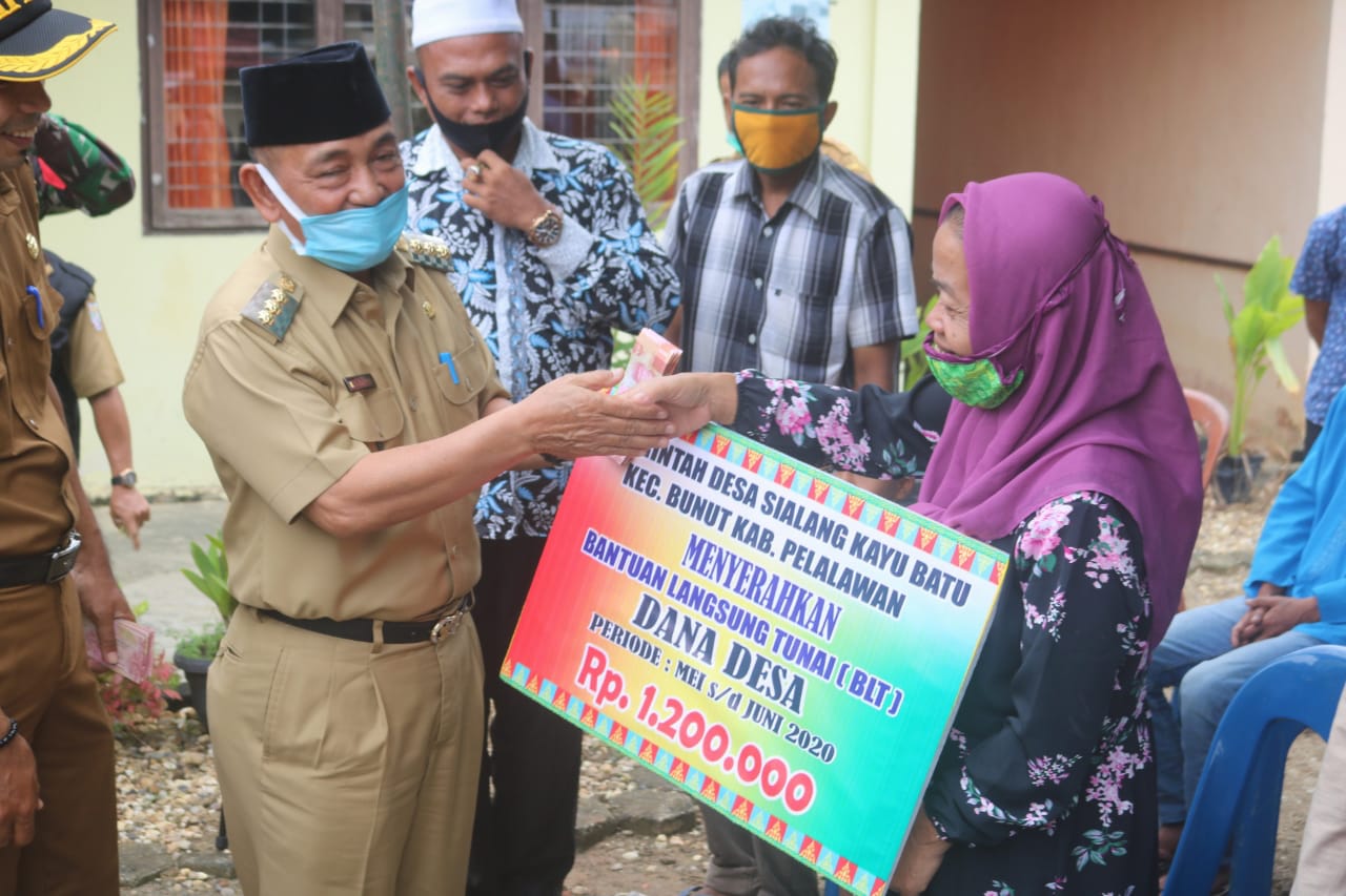 Bupati Harris Serahkan BLT untuk Dua Desa di Kecamatan Bunut