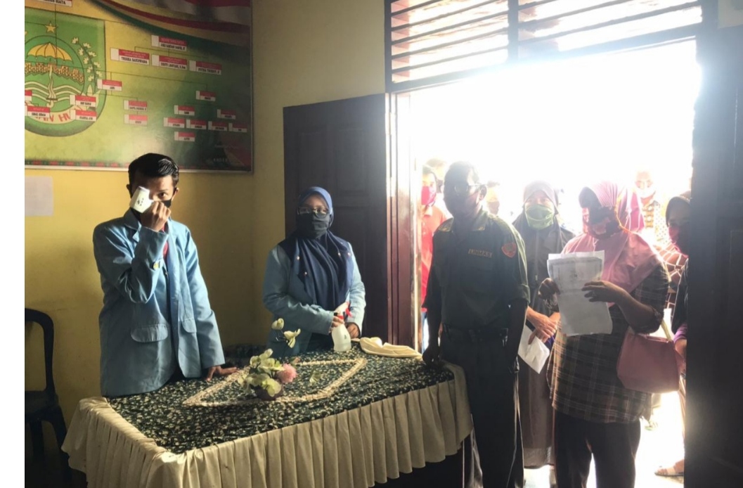 Mahasiswa Kukerta Balek Kampung Unri Bantu Pembagian BLT Tahap III di Desa Ngaso
