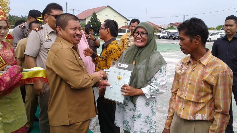 Bupati Bengkalis Amril Mukminin Serahkan 2.858 Sertifikat Tanah kepada Masyarakat