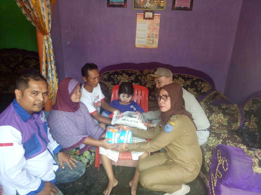 Lurah Aek Paing Berikan Bantuan Kepada Anak Penyandang Disabilitas