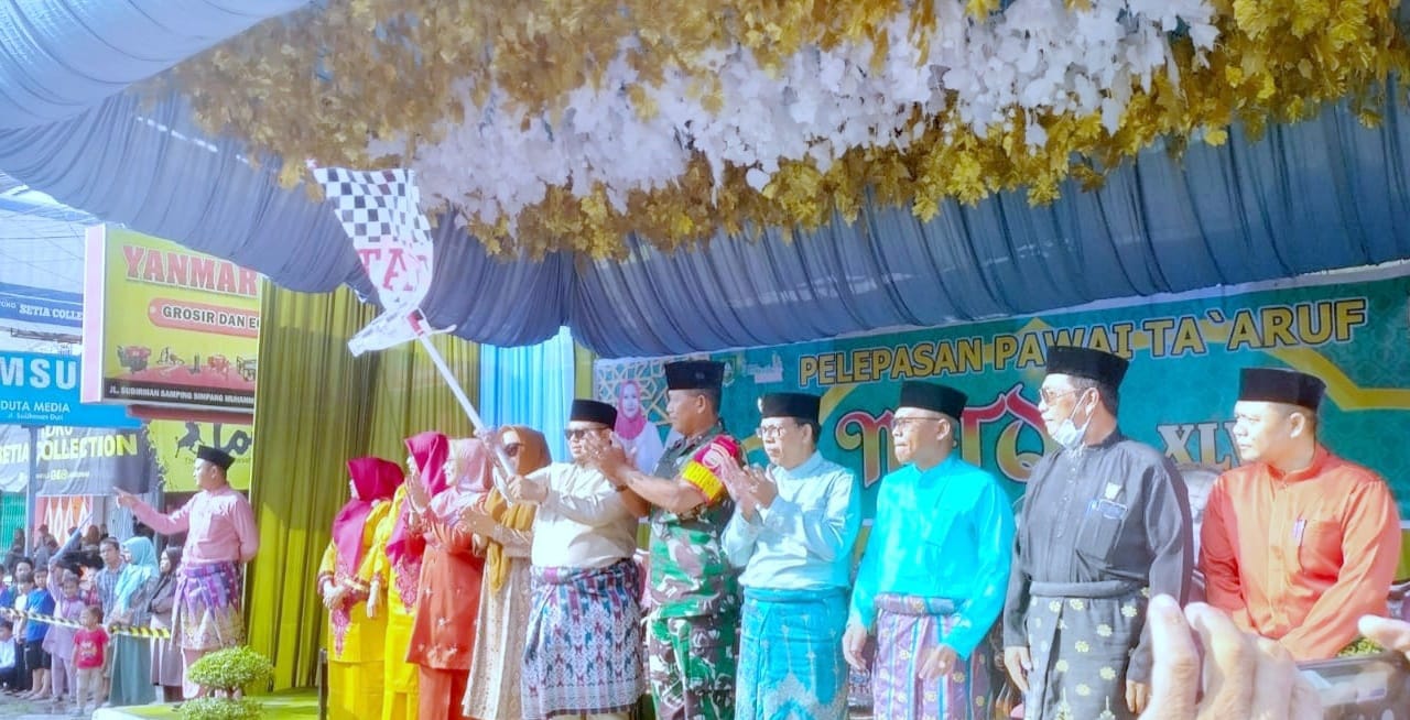 Diikuti Ribuan Peserta, Camat Mandau Riki Rihardi Secara Resmi Lepas Pawai Ta'aruf MTQ ke 47